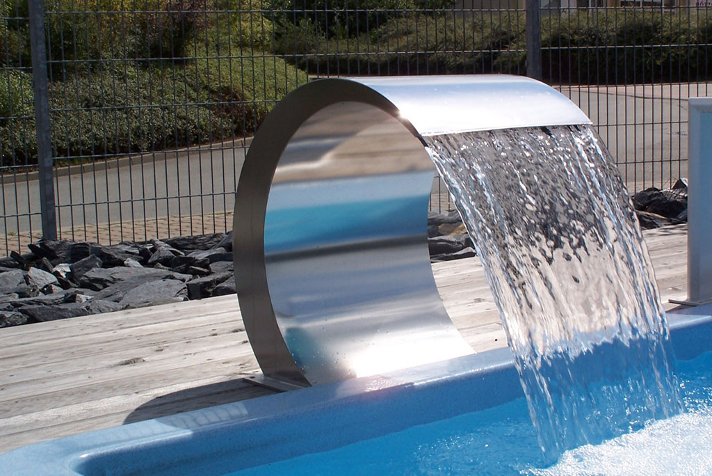 Wasserattraktion Schwalldusche für den Swimmingpool