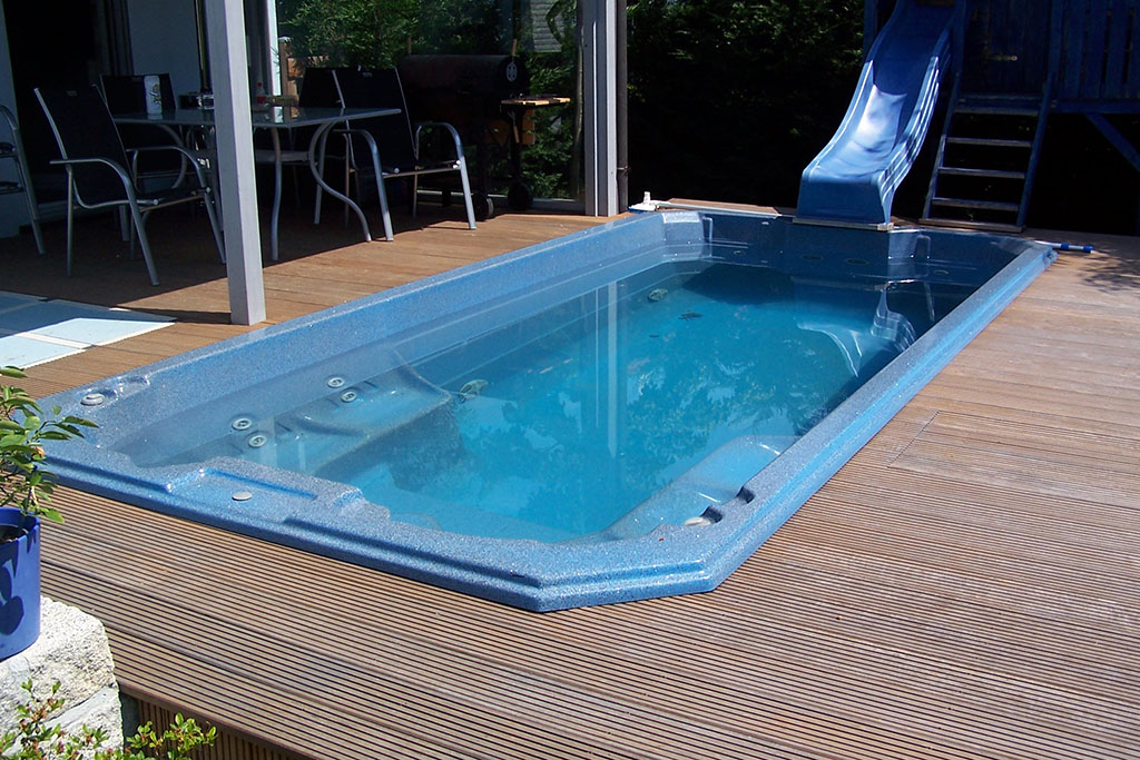 Rutsche als zusätzliche Wasserattraktion für den Swimmingpool Rutsche als zusätzliche Wasserattraktion für den Swimmingpool